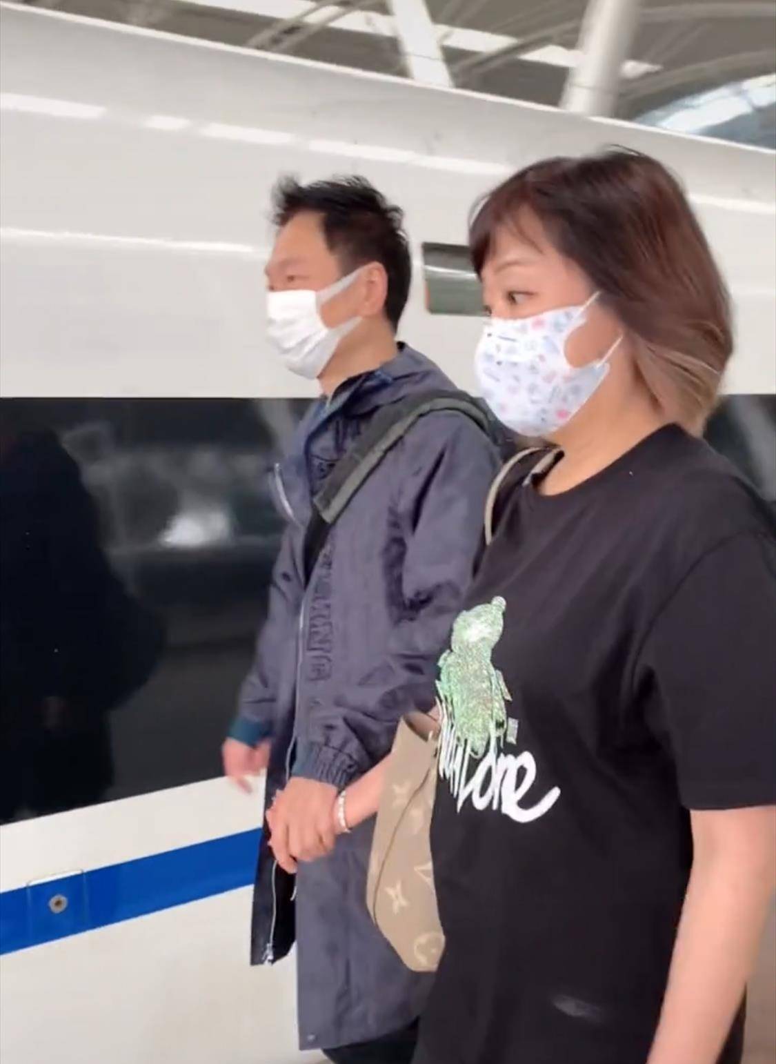 女子坐高铁行李被卡 张智霖出手相助